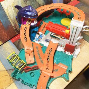 HOT WHEELS N4739 SHARKBITE BAY FOLD & GO POP UP PLAYSET 2008